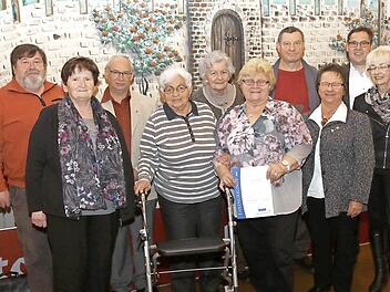 Der Vorsitzende des VdK, Ortsverband Untersiemau, Jürgen Peschel (Zweiter von rechts) und seine Stellvertreterin Barbara Degner (rechts) sowie die Frauenvertreterin Gudrun Grimmer (Dritte von rechts) konnten bei der vorweihnachtlichen Feier zahlreiche Mitglieder mit Urkunden und Ehrennadeln ehren.  Foto: Michael Stelzner