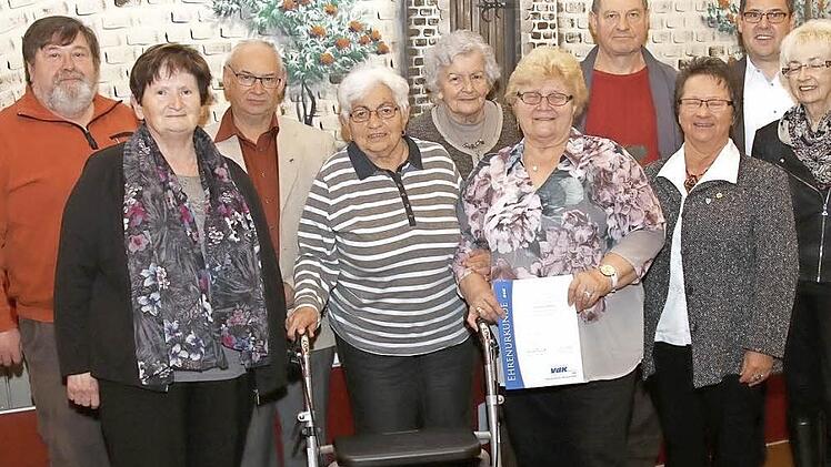 Der Vorsitzende des VdK, Ortsverband Untersiemau, Jürgen Peschel (Zweiter von rechts) und seine Stellvertreterin Barbara Degner (rechts) sowie die Frauenvertreterin Gudrun Grimmer (Dritte von rechts) konnten bei der vorweihnachtlichen Feier zahlreiche Mitglieder mit Urkunden und Ehrennadeln ehren.  Foto: Michael Stelzner