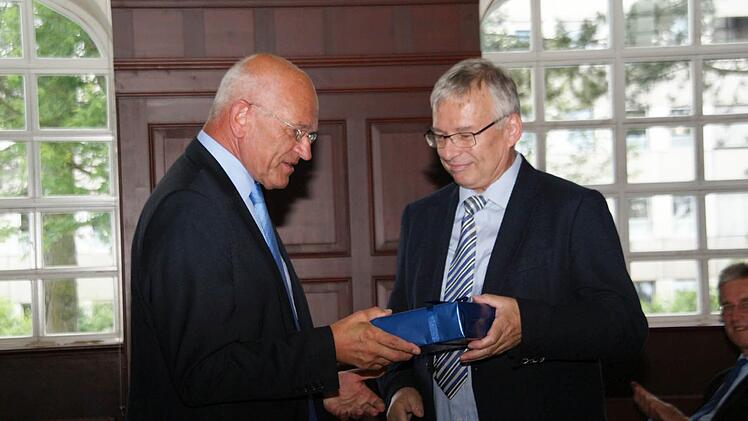 Auch Bezirkstagspräsident Dr. Günther Denzler, der in seinen Worten die fachlichen Fähigkeit und die soziale Kompetenz Matterns hervorgehoben hatte, überreichte dem künftigen Ruheständler ein Kochbuch. Foto: Mario Deller