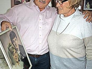 Lothar und Hanne-Lore Olbrich beim Blick auf Gemälde, das als Kopie vom original Hochzeitsfoto abgemalt wurde. Foto: Ralf Kestel