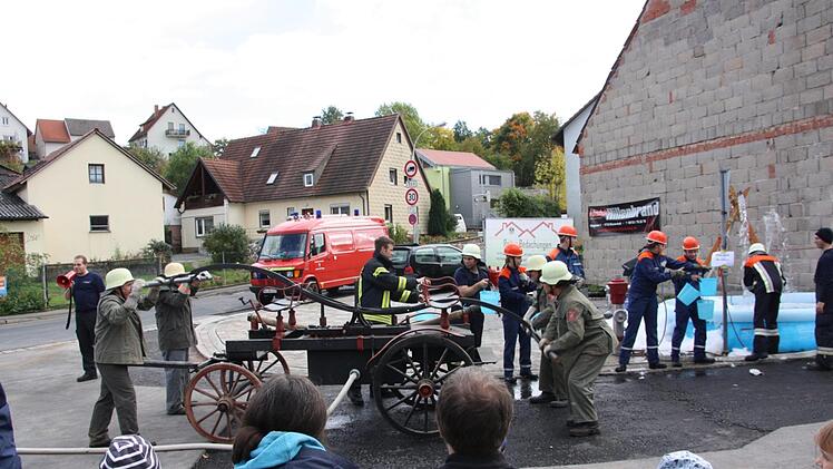 Vorführung eines "Löscheinsatzes anno 1921" durch die Seniorengruppe und die Jugendfeuerwehr der FFW Reichenbach.Matthias Nöth