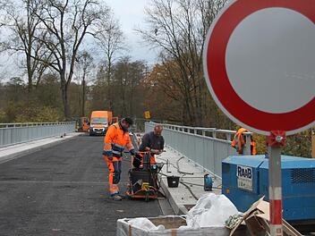 Das Schild kommt am Freitag weg:  Dann sind die Mainleuser Mainbrücke und die Kreisstraße KU 6 in Richtung  Willmersreuth und Buchau wieder befahrbar. Foto: Stephan Tiroch