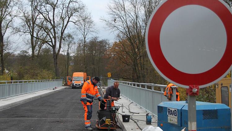 Das Schild kommt am Freitag weg:  Dann sind die Mainleuser Mainbrücke und die Kreisstraße KU 6 in Richtung  Willmersreuth und Buchau wieder befahrbar. Foto: Stephan Tiroch