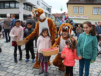 Osterhasen bei der Arbeit, losgeschickt hat sie die Werbegemeinschaft Neustadt. Foto: Manja von Nida (Archiv)