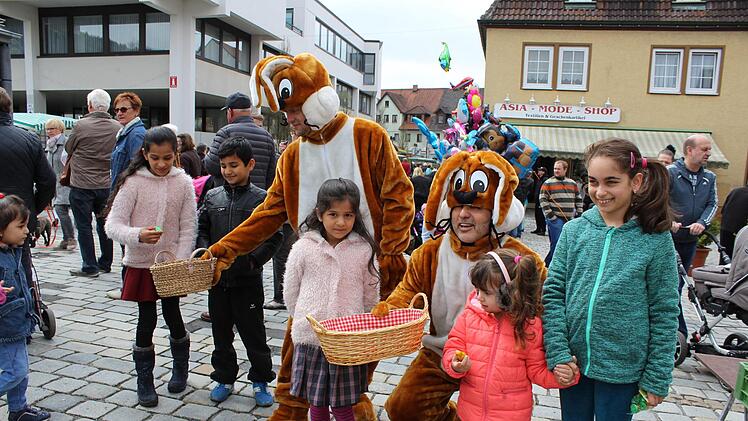 Osterhasen bei der Arbeit, losgeschickt hat sie die Werbegemeinschaft Neustadt. Foto: Manja von Nida (Archiv)