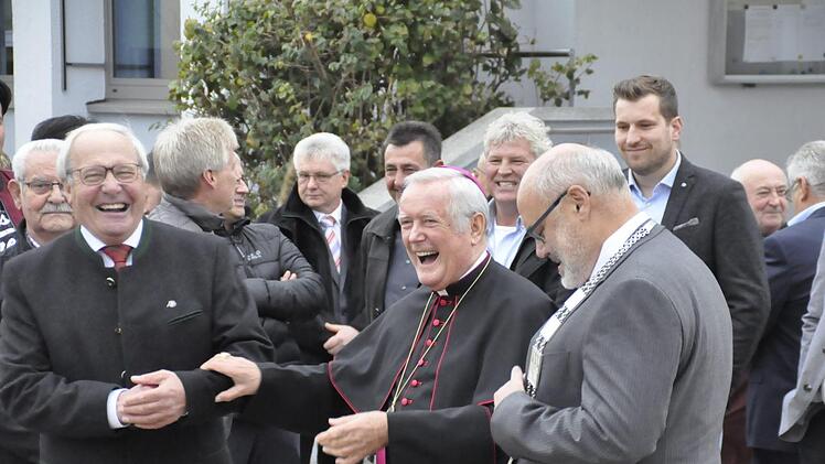 Lockere Atmosphäre auf dem Rathausplatz (von links) Otmar Lutz, der frühere Bischof Friedhelm Hofmann und Bürgermeister Franz Kuhn Foto: Peter Klopf