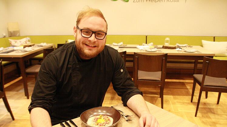 Michael Hergenröder vor seinem Ochsenmaulsalat mit confiertem Eigelb mit einer Soße aus Kefir und Petersilienöl. Foto: Susanne Will