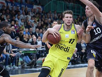 Lukas Meisner sucht die Lücke zwischen Konrad Wysocki (rechts) und Crailsheims Top-Scorer Michael Cuffee (links). Foto: Peter Mularczyk