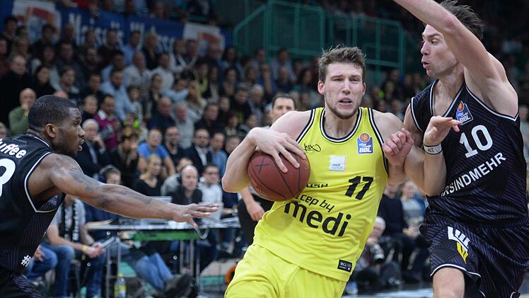Lukas Meisner sucht die Lücke zwischen Konrad Wysocki (rechts) und Crailsheims Top-Scorer Michael Cuffee (links). Foto: Peter Mularczyk