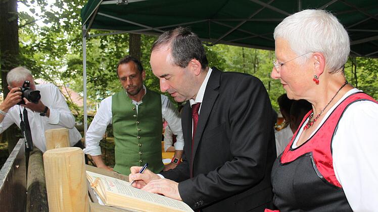 Umweltminister Thorsten Glauber und stellv. Ministerpräsident Hubert Aiwanger trugen sich ins Goldene Buch ein.