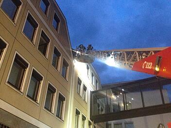 Mit der Drehleiter mussten die eingeschlossenen Personen gerettet werden.  Fotos: Harald Albert