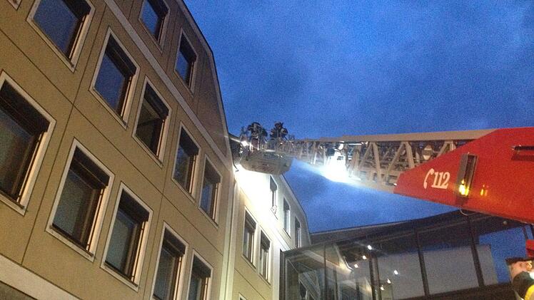 Mit der Drehleiter mussten die eingeschlossenen Personen gerettet werden.  Fotos: Harald Albert