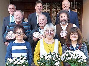 Für die naturnahe und beispielhafte Gestaltung ihrer Anwesen wurden Jutta Roßbach-Störr und Rudolf Roßbach, Agathe Wachter und Jan-Erik Wich sowie Evelyn und Ottmar Stocker mit Tonmodeln des Landkreises ausgezeichnet. Unser Bild zeigt (unten, von links) Evelyn Stocker, Jutta Roßbach-Störr und Agathe Wachter, (Mitte, von links) Ottmar Stocker, Rudolf Roßbach und Jan-Erik Wich sowie (hinten, von links) Kreisvorsitzenden Günter Reif, zweiten Bürgermeister Werner Stapf und Vorsitzendern Gerhard S...