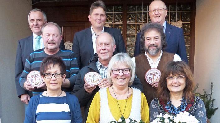 Für die naturnahe und beispielhafte Gestaltung ihrer Anwesen wurden Jutta Roßbach-Störr und Rudolf Roßbach, Agathe Wachter und Jan-Erik Wich sowie Evelyn und Ottmar Stocker mit Tonmodeln des Landkreises ausgezeichnet. Unser Bild zeigt (unten, von links) Evelyn Stocker, Jutta Roßbach-Störr und Agathe Wachter, (Mitte, von links) Ottmar Stocker, Rudolf Roßbach und Jan-Erik Wich sowie (hinten, von links) Kreisvorsitzenden Günter Reif, zweiten Bürgermeister Werner Stapf und Vorsitzendern Gerhard S...