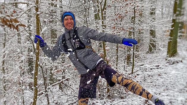 Ein lustiger (Paradies)Vogel in der schneebedeckten Welt des "Laufparadieses Ha&szlig;berge" ist der Knetzgauer Marco Depner. Ehrenamtlich kontrolliert er zusammen mit dem Zeiler Hubert Karl die Wege. Foto: Andrea Depner