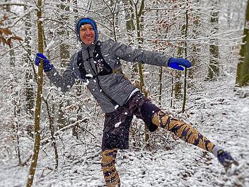 Ein lustiger (Paradies)Vogel in der schneebedeckten Welt des "Laufparadieses Haßberge" ist der Knetzgauer Marco Depner. Ehrenamtlich kontrolliert er zusammen mit dem Zeiler Hubert Karl die Wege. Foto: Andrea Depner