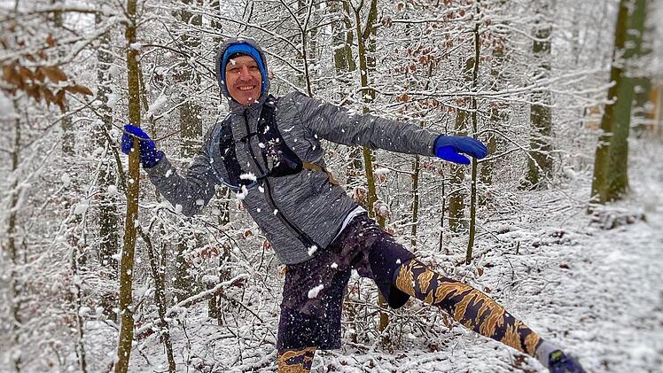 Ein lustiger (Paradies)Vogel in der schneebedeckten Welt des "Laufparadieses Haßberge" ist der Knetzgauer Marco Depner. Ehrenamtlich kontrolliert er zusammen mit dem Zeiler Hubert Karl die Wege. Foto: Andrea Depner