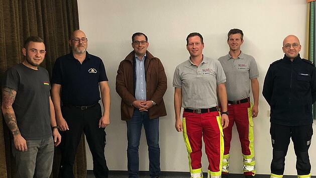 Erkl&auml;rten in Wartmannsroth, wie die "Helfer vor Ort" sich organisieren (von links): Niklas Fink, &nbsp;Kommandant der Feuerwehr Wartmannsroth,&nbsp;Florian Hluchy, Kommandant der Feuerwehr V&ouml;lkersleier, B&uuml;rgermeister Florian Atzm&uuml;lle, r&nbsp;Andreas B&uuml;ttner, Kommandant der Feuerwehr Euerdorf, &nbsp;Dominik Billmann, Kommandant der Feuerwehr Wirmsthal und Achim Kohlhepp, Kommandant der Feuerwehr Gerod.