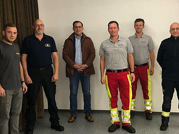 Erklärten in Wartmannsroth, wie die "Helfer vor Ort" sich organisieren (von links): Niklas Fink,  Kommandant der Feuerwehr Wartmannsroth, Florian Hluchy, Kommandant der Feuerwehr Völkersleier, Bürgermeister Florian Atzmülle, r Andreas Büttner, Kommandant der Feuerwehr Euerdorf,  Dominik Billmann, Kommandant der Feuerwehr Wirmsthal und Achim Kohlhepp, Kommandant der Feuerwehr Gerod.