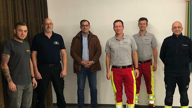 Erklärten in Wartmannsroth, wie die "Helfer vor Ort" sich organisieren (von links): Niklas Fink,  Kommandant der Feuerwehr Wartmannsroth, Florian Hluchy, Kommandant der Feuerwehr Völkersleier, Bürgermeister Florian Atzmülle, r Andreas Büttner, Kommandant der Feuerwehr Euerdorf,  Dominik Billmann, Kommandant der Feuerwehr Wirmsthal und Achim Kohlhepp, Kommandant der Feuerwehr Gerod.