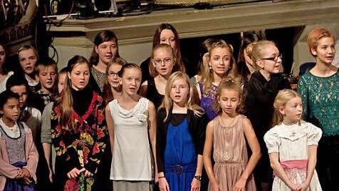 Der Kinderchor des Landestheaters in der Einstudierung von Daniela Pfaff-Lapins sang Ausschnitte aus der Oper "Die arabische Prinzessin".