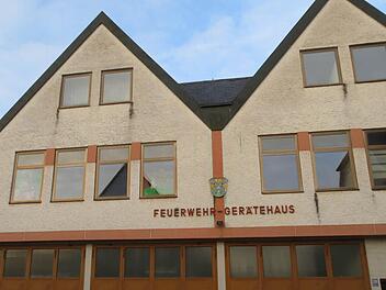 Das Feuerwehrhaus der Marktgemeinde ist in die Jahre gekommen. Spuren aus der Zeit, als der Sitzungsraum als Übergangs-Kindergarten diente, sind ebenfalls noch vorhanden