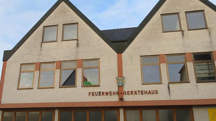 Das Feuerwehrhaus der Marktgemeinde ist in die Jahre gekommen. Spuren aus der Zeit, als der Sitzungsraum als Übergangs-Kindergarten diente, sind ebenfalls noch vorhanden