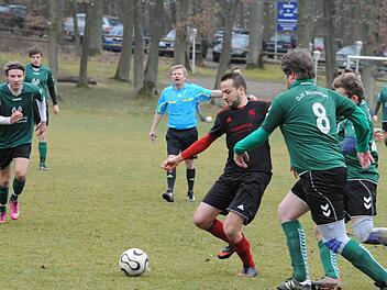 Nunzio De Donato (Bildmitte) war Spieler und Trainer beim TSV Ebenhausen. Dass man ihn hat ziehen lassen, hat einigen Mitgliedern nicht gefallen. Bei der Jahreshauptversammlung, dem Forum für einen Meinungsaustausch im Verein, wurde das kritisiert. Fotos: Archiv /Stefan Geiger