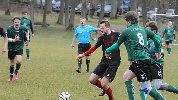 Nunzio De Donato (Bildmitte) war Spieler und Trainer beim TSV Ebenhausen. Dass man ihn hat ziehen lassen, hat einigen Mitgliedern nicht gefallen. Bei der Jahreshauptversammlung, dem Forum für einen Meinungsaustausch im Verein, wurde das kritisiert. Fotos: Archiv /Stefan Geiger