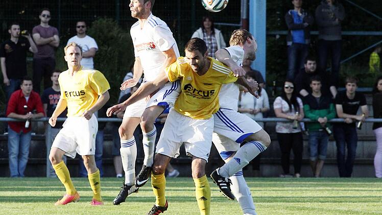 Die beiden Hirschaider Mike Goldfarb (links) und Patrick Hübschmann nehmen den Ebensfelder Stürmer Benedikt Quinger in die Zange. Foto: sportpress