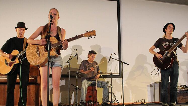 Cynthia Nickschas und Band