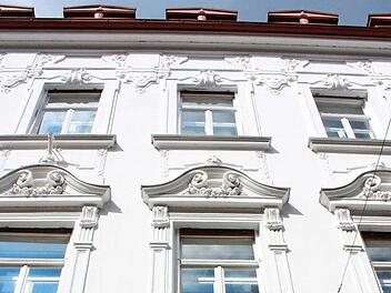 Historismus, Neoklassizismus und Jugendstil haben in Bad Kissingen Spuren hinterlassen, hier das Geschäftshaus Ludwigstraße 19.