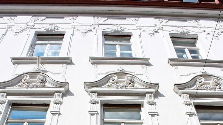 Historismus, Neoklassizismus und Jugendstil haben in Bad Kissingen Spuren hinterlassen, hier das Geschäftshaus Ludwigstraße 19.
