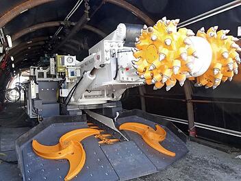Schnell und sicher in den Berg hinein. Bischofsheimer Maschinenbauunternehmen IBS präsentiert und demonstriert mit seinen Partnern das optimierte Vortriebssystem SM 150OMP für Kunden aus aller Welt.  Foto: Marion Eckert