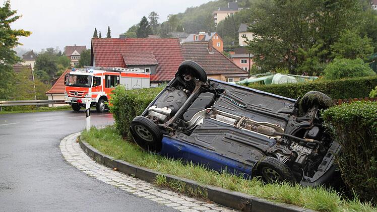 Kurz hinter dem Ortseingang passierte es: Die enge Kurve in der Fuldaer Straße wurde der Fahrerin dieses Autos zum Verhängnis. Foto: Ulrike Müller