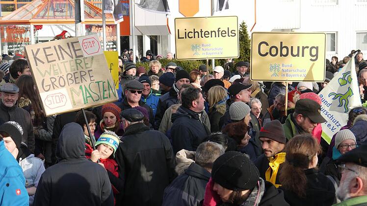 An der Demo gegen weitere Stromtrassen im Coburger Land beteiligten sich auch Coburger Bürger, betonte Andreas Gehring (SPD) in der Stadtratssitzung am Donnerstag. "Wir haben uns nicht gegeneinander ausspielen lassen." Foto: Berthold Köhler/CT-Archiv