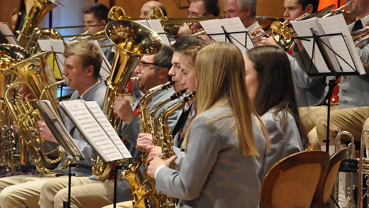 Die Steinacher Musikanten unter der musikalischen Leitung von Bernd Borst, bestehen seit 60 Jahren. Mit einem atemberaubenden Jubiläumskonzert bezauberten sie die Zuhörer im großen Saal des Regentenbaues.  Foto: Peter Klopf