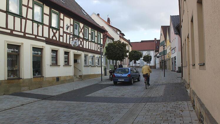 2016 zieren Bäumchen das Areal und ein dunkel gepflasterter Bereich weist auf das einstige Stadttor hin. Foto: Matthias Einwag