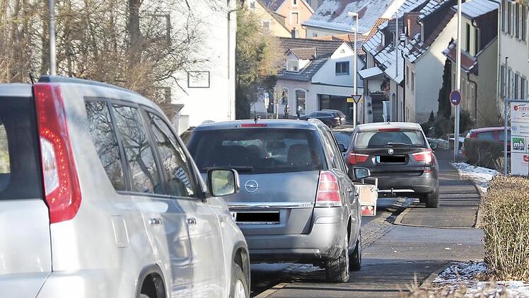 Autos vor der Ausfahrt behindern regelmäßig den Linienbus. Wenn die Fahrer im Wagen bleiben, lässt es sich regeln, aber wehe, wenn nicht.