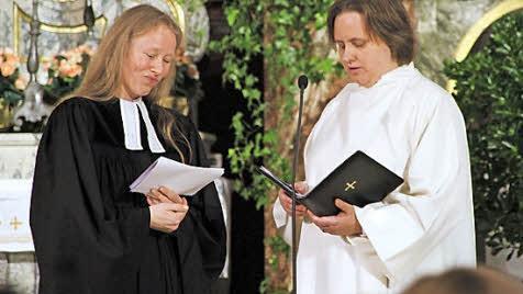 Mit Gebeten und Lesungen gestalteten Frauen beider Konfessionen den Weltgebetstag in Stadtsteinach (Foto oben). Ökumenischer Dialog: Pfarrerin Sigrun Wagner (links) und Pastoralassistentin Sabine Menge.