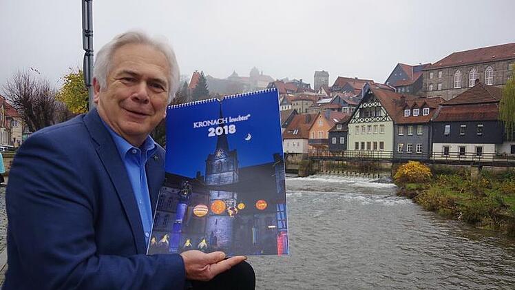 Hartmut Nenninger präsentiert voller Stolz den nagelneuen Kunstkalender "Kronach leuchtet" 2018. Heike Schülein