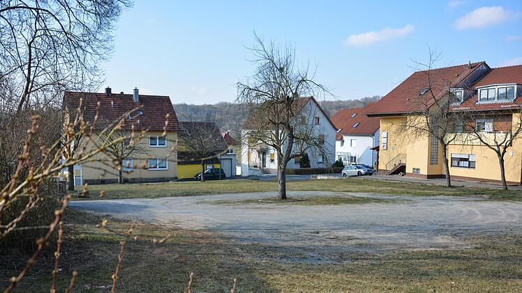 Auf dem alten Rathausplatz in Bad Bocklet könnte ein neuer Dorfplatz mit Spielplatz entstehen. Bürgermeister Andreas Sandwall stellte diese Möglichkeit bei der Bürgerversammlung in Bad Bocklet vor. Björn Hein