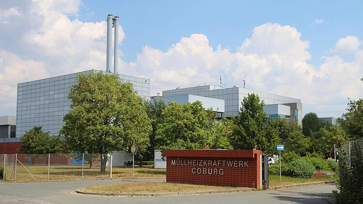 Kein Rauch, kein Feuer: Übers Wochenende steht das Müllheizkraftwerk in Coburg-Neuses still, weil auch der Kran einer Revision unterzogen wird. Mit dem Anlieferstopp für Gewerbemüll hat das aber nur bedingt zu tun.  Foto: Ulrike Nauer