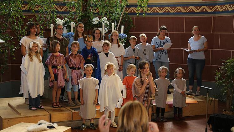 Sabine Friedrich dirigiert den Chor. Foto: Franz Galster