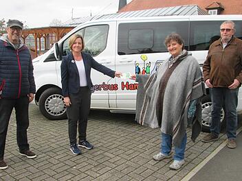 Eine Spende für den neuen Bürgerbus überreichte Sabina Hugo-Jaborek (2. v. l.) an Beate Ritter-Schilling (3. v. l.). Die Freude teilten die Fahrer Hans-Georg Binder (l.) und Andreas Elsässer (r.).  Foto: Winfried Ehling