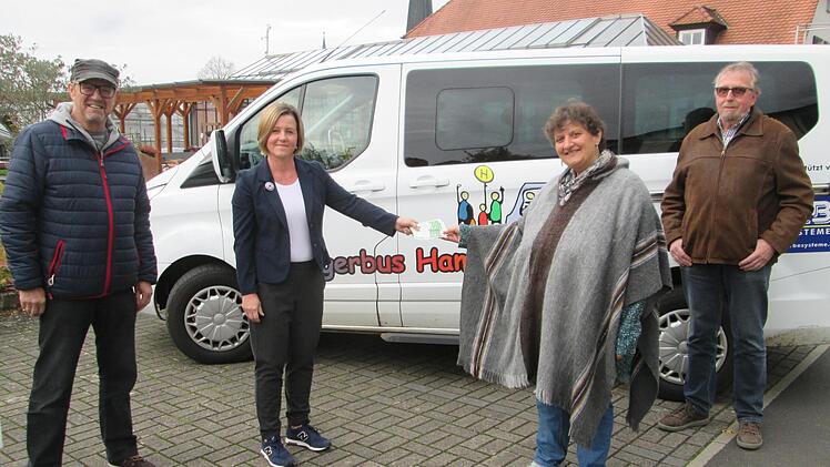 Eine Spende für den neuen Bürgerbus überreichte Sabina Hugo-Jaborek (2. v. l.) an Beate Ritter-Schilling (3. v. l.). Die Freude teilten die Fahrer Hans-Georg Binder (l.) und Andreas Elsässer (r.).  Foto: Winfried Ehling