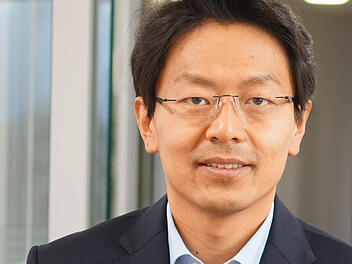 Chan-jo Jun wurde 2015 weltweit bekannt, als er eine Strafanzeige wegen Beihilfe zur Volksverhetzung gegen Facebook vor Gericht brachte. Nun setzt er sich für das Recht der Bürger auf die Corona-Impfung ein.