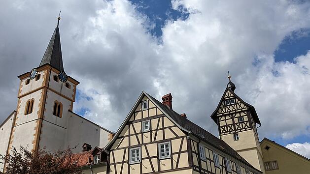 Der Torturm von N&uuml;dlingen (rechts) ist im 13. Jahrhundert erbaut worden. Die H&auml;lfte der N&uuml;dlinger Geschichte hat er also miterlebt.