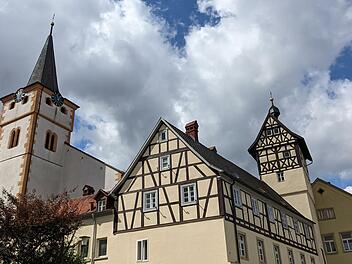 Der Torturm von Nüdlingen (rechts) ist im 13. Jahrhundert erbaut worden. Die Hälfte der Nüdlinger Geschichte hat er also miterlebt.