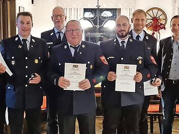 Die Freiwillige Feuerwehr Rothwind/Fassoldshof ehrt ihre langjährigen aktiven Mitglieder, von links: Jörg Kunstmann, Dieter Wagner, Tobias Kraus, Michael Ködel, Roland Geißler, Klaus Biedermann, Klaus Ramming, Robert Bosch und Pascal Friedrich.